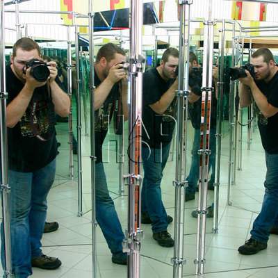 Экспонат «зеркальный лабиринт»