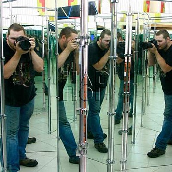 Экспонат «зеркальный лабиринт»