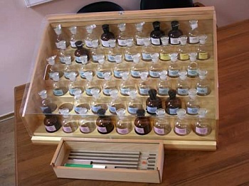 Устройство для хранения (хранилище) химических реактивов